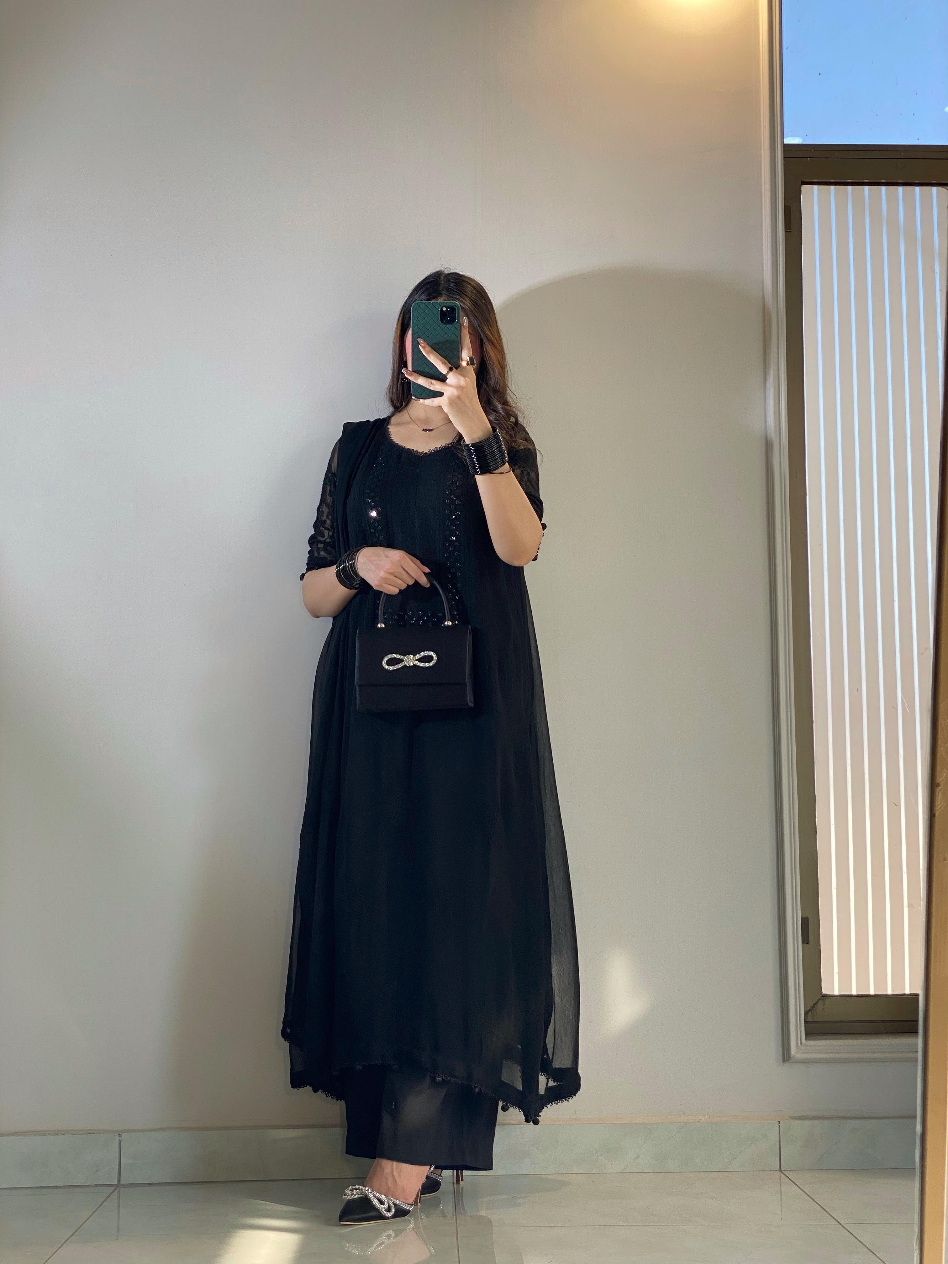 Riwaayat-e-Gulnaar (Black)